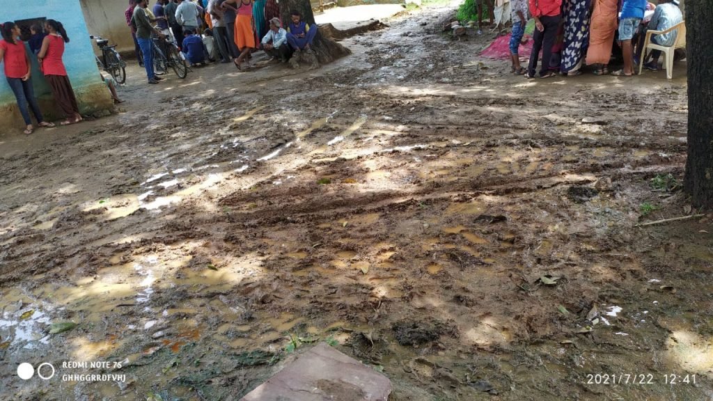 यह है ग्राम पंचायत की ओर जाने वाली सड़क